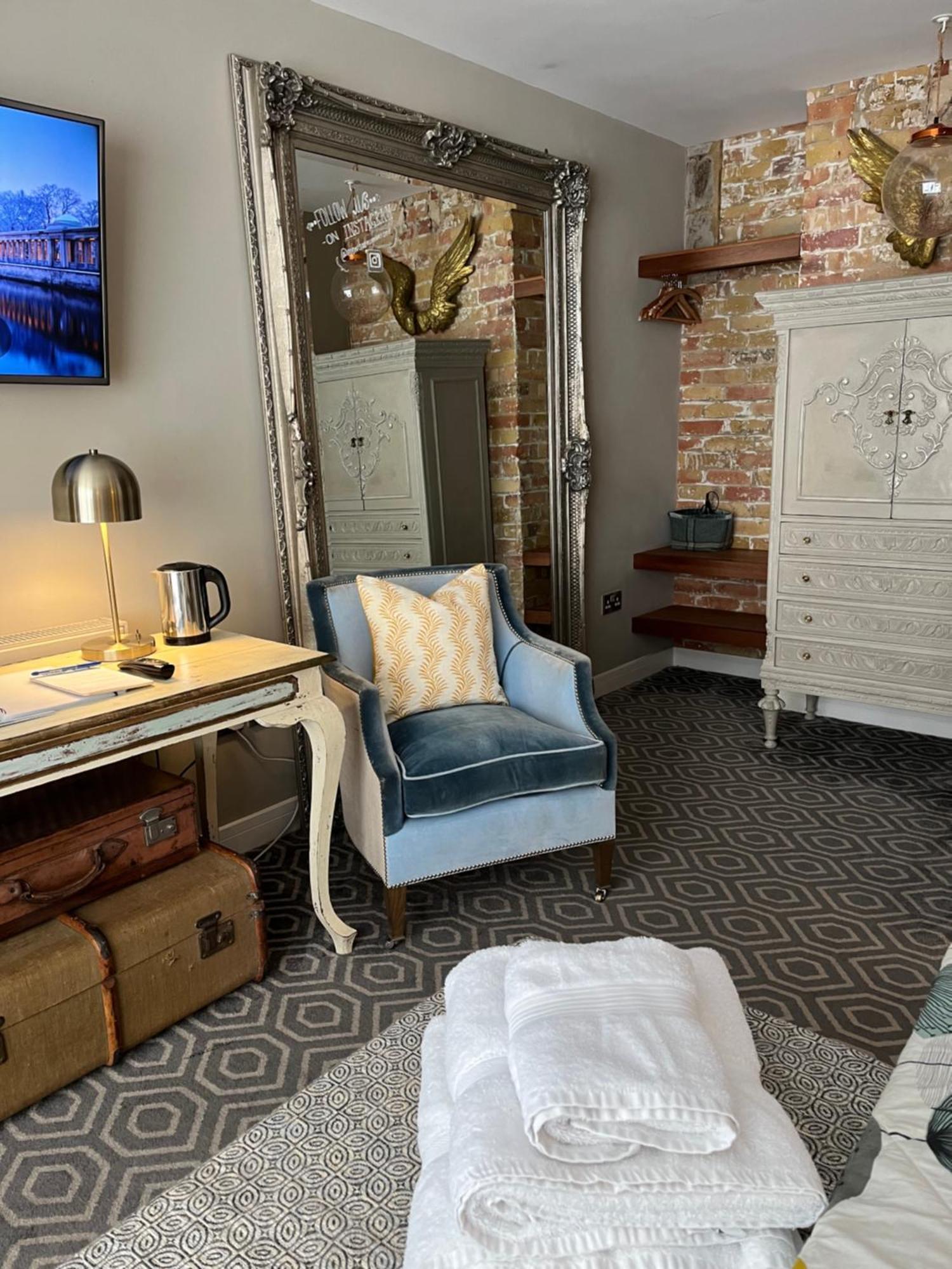 Couette-café At Number One 3*