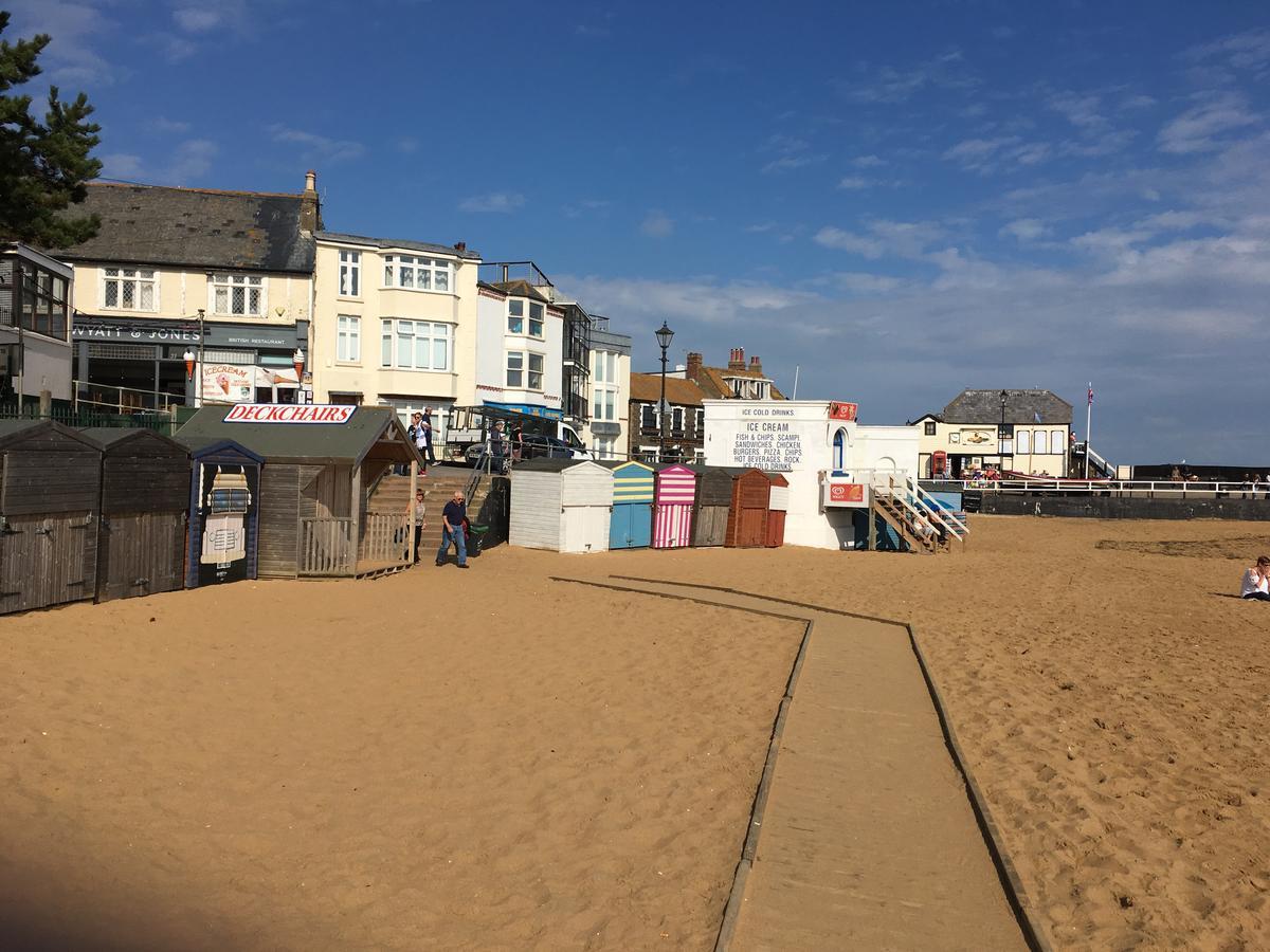 At Number One Couette-café Broadstairs